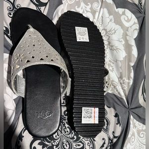 Women’s /youth Ugg silver flip flop